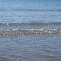 屏風ヶ浦の小さな波打ち際の穏やかな海岸風景の写真