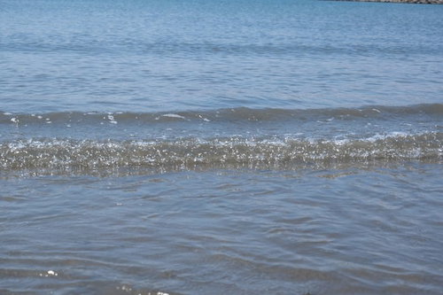 屏風ヶ浦の小さな波打ち際の穏やかな海岸風景