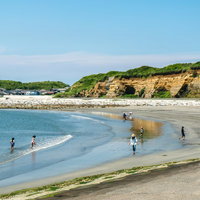 銚子マリーナ海水浴場の穏やかな湾内で遊ぶ家族連れの写真