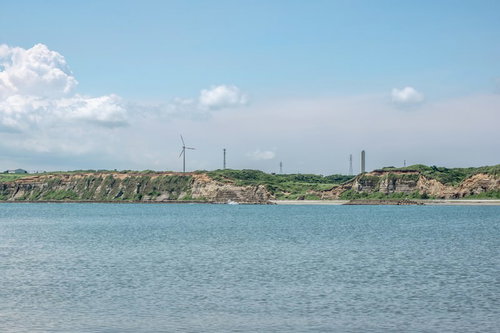 屛風ヶ浦の海食崖と風力発電が見える海岸風景