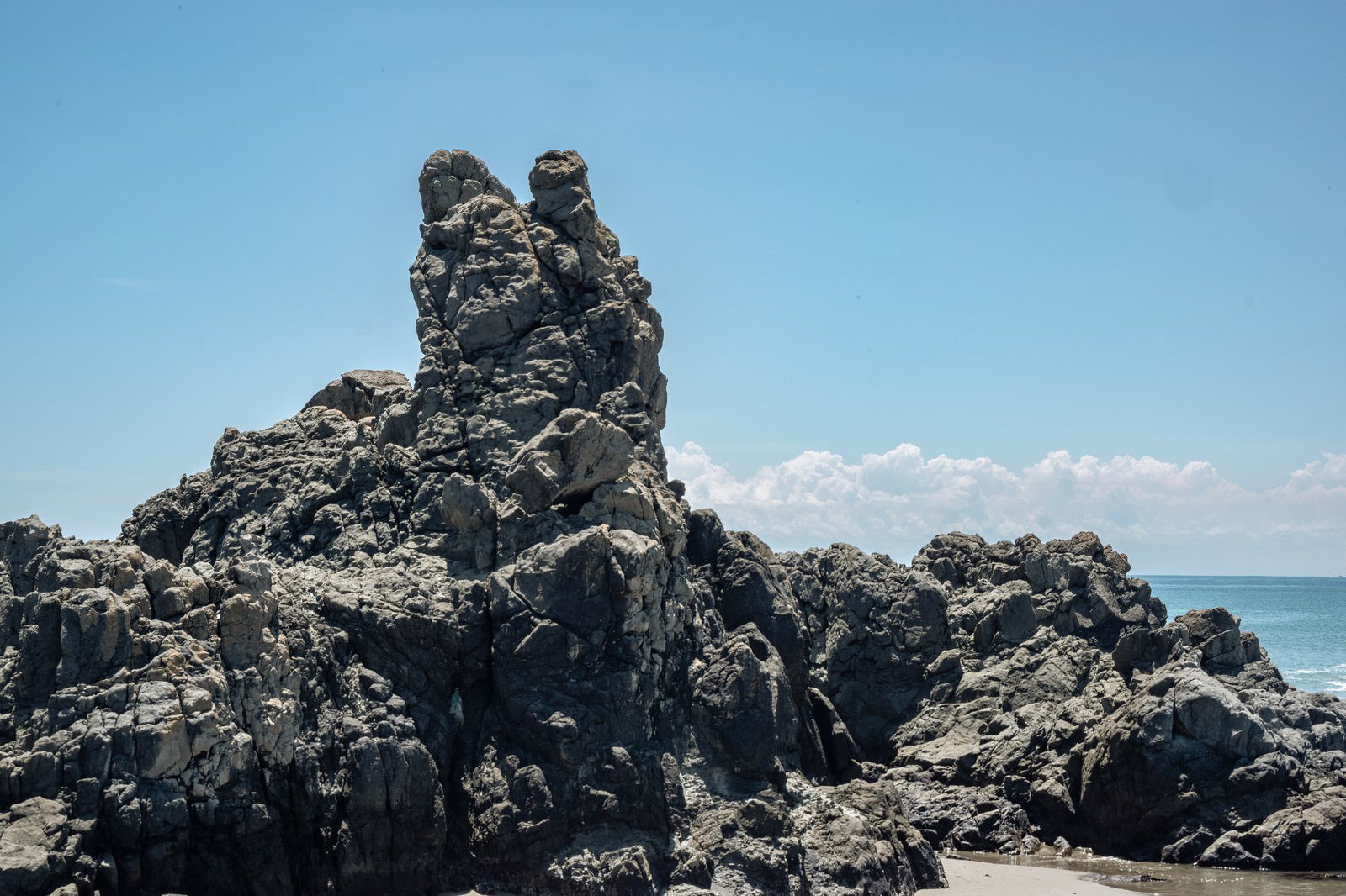 千葉県銚子市の海岸にある犬の形をした奇岩「犬岩」