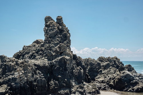 千葉県銚子市の海岸にそびえ立つ犬岩と屏風ヶ浦の絶景