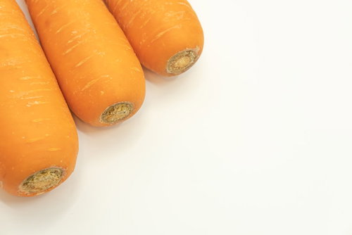 葉を落とした3本の人参