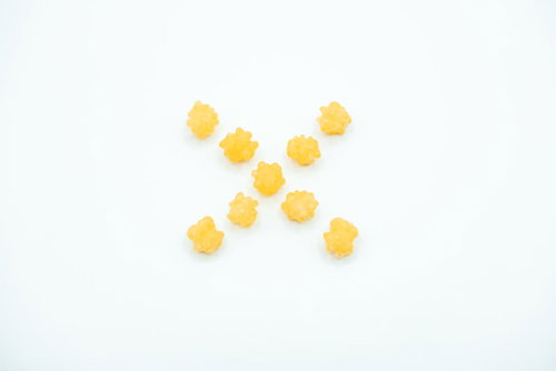 オレンジ色の金平糖でバツ印を作った和菓子の創作