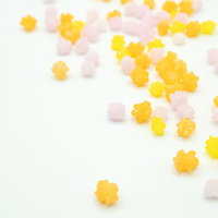 小粒のオレンジ系こんぺいとう、金平糖の和菓子の写真