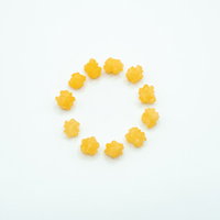 黄色い金平糖を丸く並べた配置の写真の写真