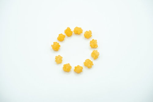 黄色い金平糖を丸く並べた配置の写真