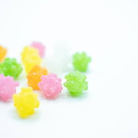 色とりどりのカラフルなこんぺいとう、和菓子の金平糖の写真