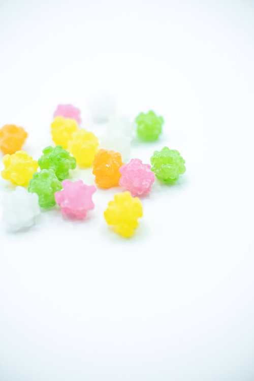 色とりどりのカラフルな金平糖の写真
