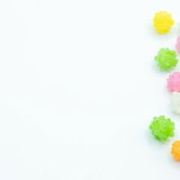 黄色、ピンク、緑、オレンジの多色金平糖の写真