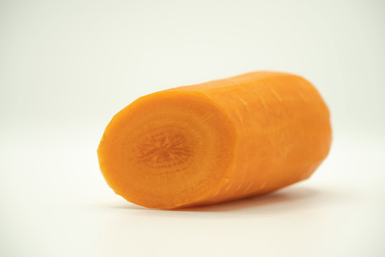 オレンジ色のニンジンを輪切りにした断面の写真