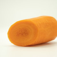 鮮やかなオレンジ色のニンジンの断面の写真