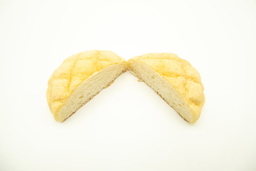 半分にカットしたメロンパンの断面