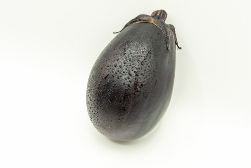 水滴の付いた丸ナスの新鮮な一個の野菜