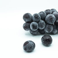 新鮮な種なし巨峰の房。みずみずしい水滴が輝く粒の写真