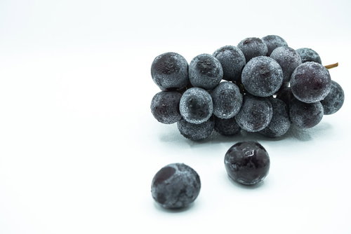 新鮮な種なし巨峰の房。みずみずしい水滴が輝く粒