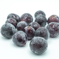 種なし巨峰の粒 濃い紫色の新鮮なぶどう 白い背景の写真