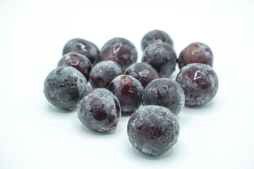 種なし巨峰の粒 濃い紫色の新鮮なぶどう 白い背景