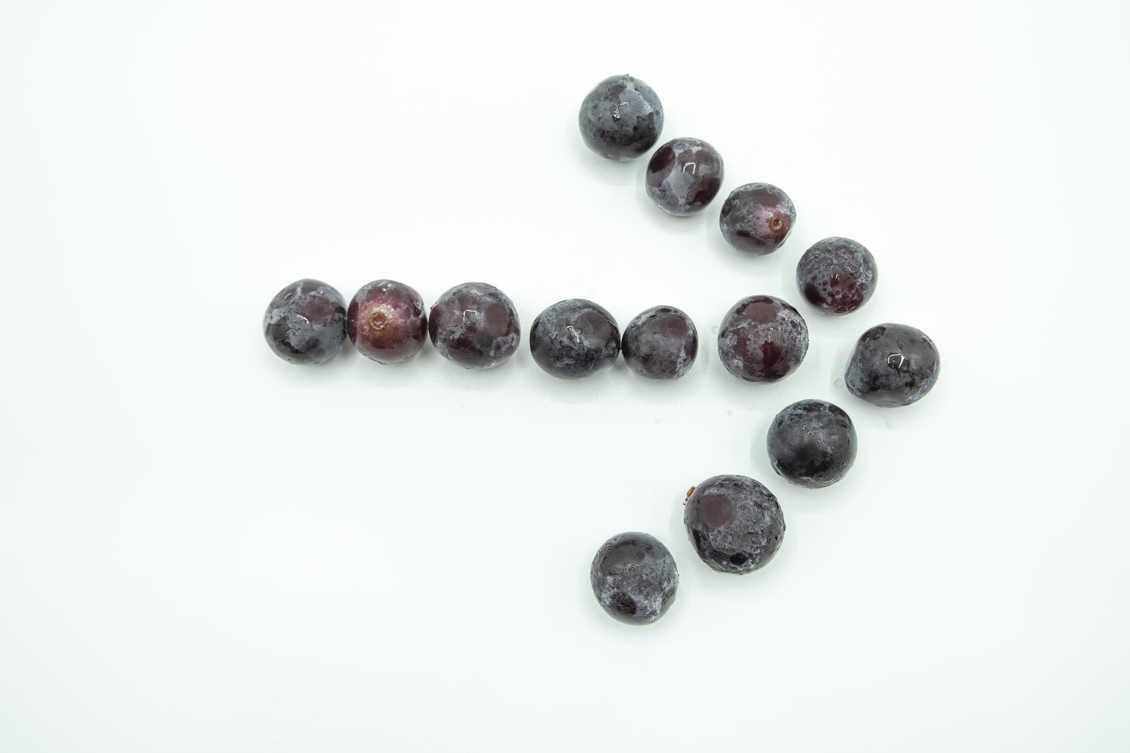 種なし巨峰を矢印のような形に配置した写真