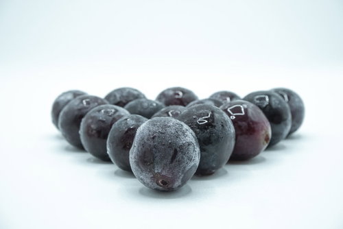 ビリヤード風に並べた種なし巨峰の粒と水滴