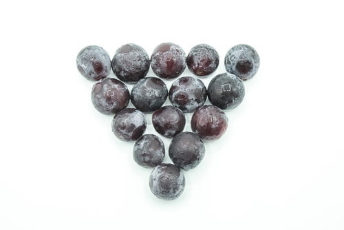 三角形に整列した種なし巨峰の粒の写真