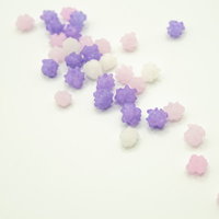 白い背景に散らばる藤色系のこんぺいとう、金平糖の和菓子の写真