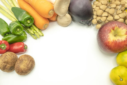 スーパーで買った野菜と果物に囲まれた食卓