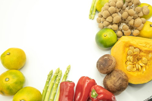 白い背景に集まった旬の野菜と果物の食材セット