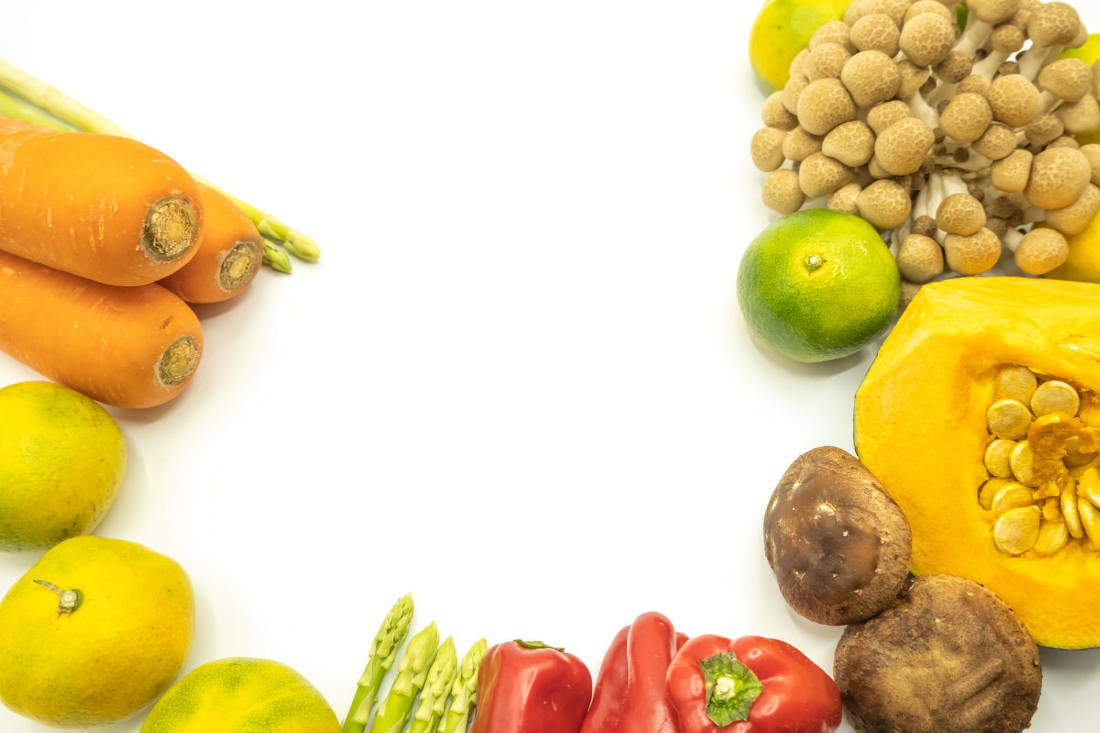 白い背景に人参、椎茸、アスパラガス、カボチャ、ピーマン、ミカンなどが配置された野菜の集合