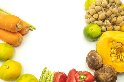 色とりどりの野菜に囲まれる新鮮な食材たち