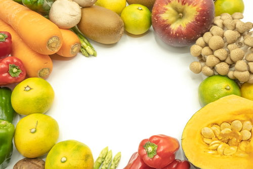 丸く囲んだ野菜と果物の食材セット