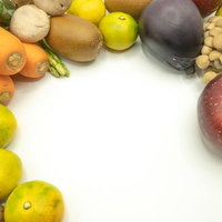 たくさんの種類の野菜と果物の盛り合わせの写真