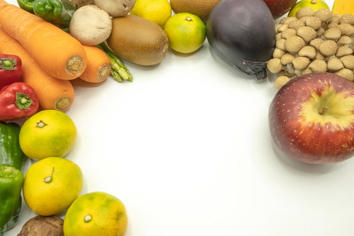 たくさんの種類の野菜と果物の盛り合わせ