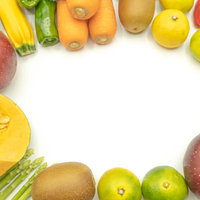 カボチャや人参、ピーマンなど色とりどりの野菜と果物の輪の写真