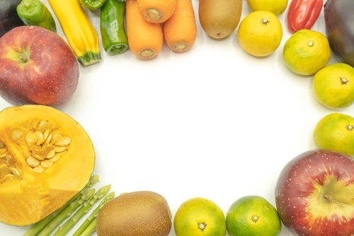 カボチャや人参、ピーマンなど色とりどりの野菜と果物の輪