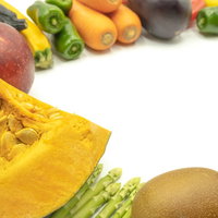 カボチャを中心に集めた色とりどりの野菜と果物の写真