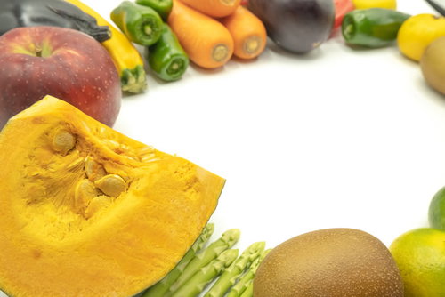 カボチャを中心に集めた色とりどりの野菜と果物