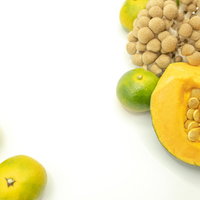 ミカンとしめじと南瓜の食材を白背景で撮影した素材の写真