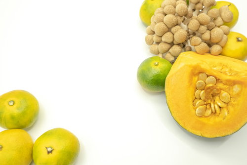 ミカンとしめじと南瓜の食材を白背景で撮影した素材