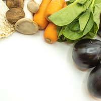 集めた新鮮な野菜と果物の食材 - 人参、茄子、りんご、きのこ類の写真