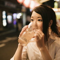 大ジョッキで乾杯する女性の写真