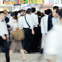駅の改札前での朝の通勤ラッシュ時の混雑具合の写真