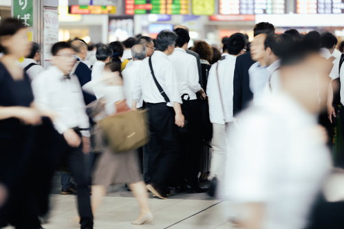 駅の改札前での朝の通勤ラッシュ時の混雑具合