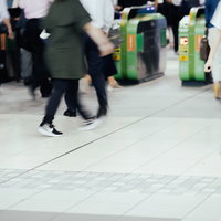 品川駅の改札前を足早に行き交う通勤ラッシュの人々の写真