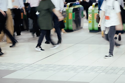 品川駅の改札前を足早に行き交う通勤ラッシュの人々
