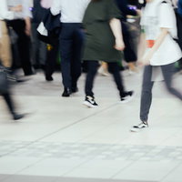 通勤ラッシュ時の自動改札前の混雑した駅構内の写真