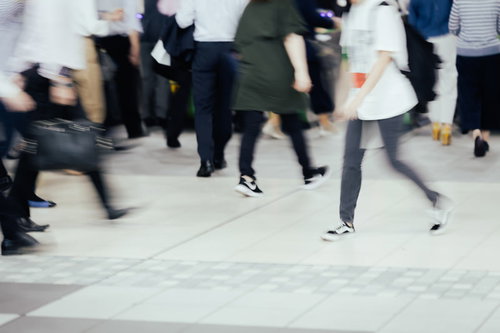 通勤ラッシュ時の自動改札前の混雑した駅構内
