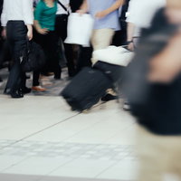 品川駅の改札を通る人々の写真