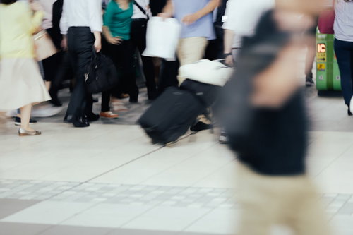 品川駅の改札を通る人々