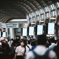 品川駅の自由通路で繰り広がる帰宅ラッシュの写真